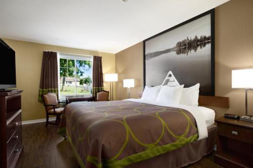 En eller flere senge i et værelse på Super 8 by Wyndham Brockville