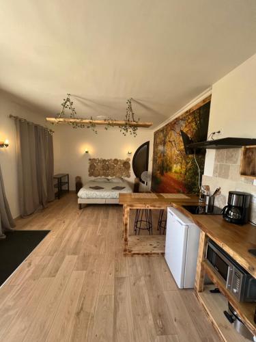 a room with a kitchen and a living room at Balade en Forêt, 3min du Zoo in Saint-Aignan