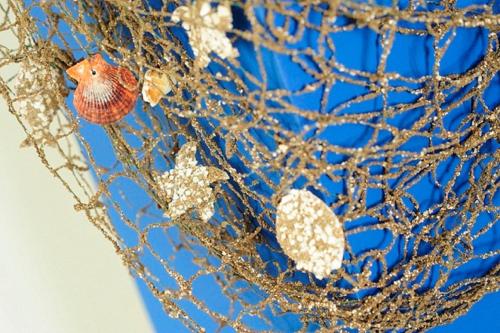 a gold net with a bird ornament on it at A Babordo B&B in Trapani