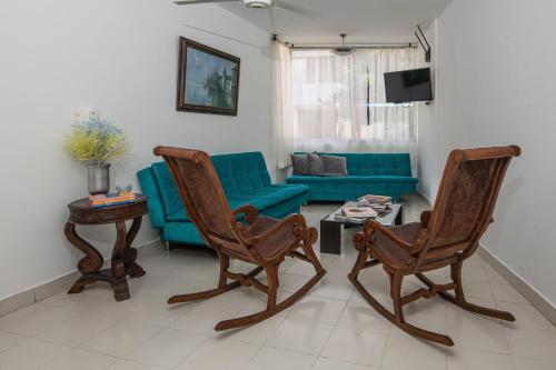 sala de estar con 2 sillas y sofá en Acogedor Apartamento en el Norte 3 Habitaciones F14B, en Montería