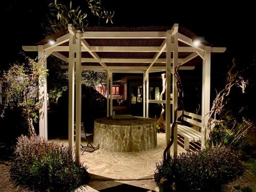 Taman di luar Villa Hylas Luxury Bed & Breakfast Kilada