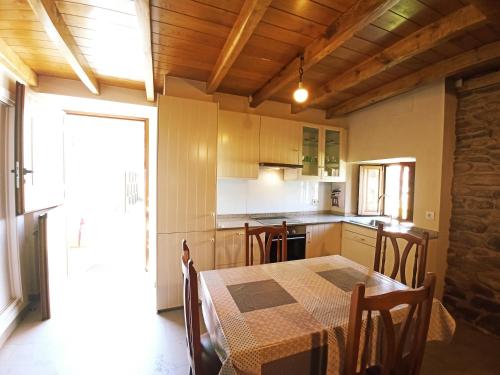 een keuken en eetkamer met een tafel en stoelen bij Casa Carmelo in Viveiro