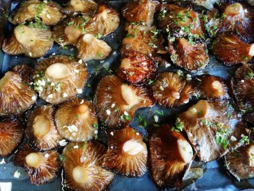a bunch of dried figs on a table at Il Cardoncello in Sindia