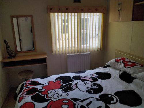 Una cama o camas en una habitación de 19 Laurel Close Highly recommended 6 berth holiday home with hot tub in prime location
