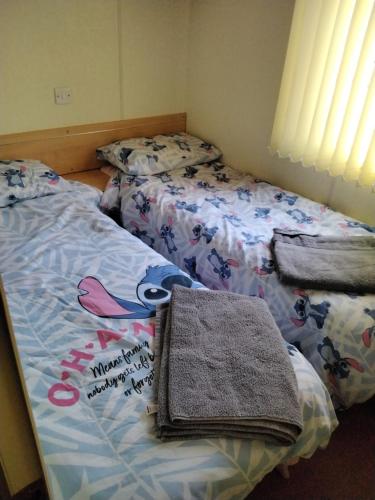 Katil atau katil-katil dalam bilik di 19 Laurel Close Highly recommended 6 berth holiday home with hot tub in prime location
