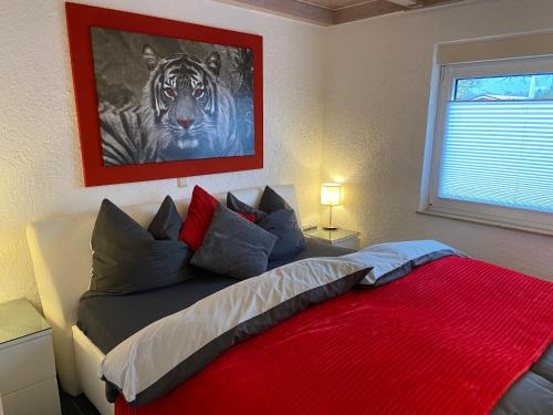 ein Schlafzimmer mit einem Bett mit einem Bild eines Tigers in der Unterkunft Moselchalet in Koblenz