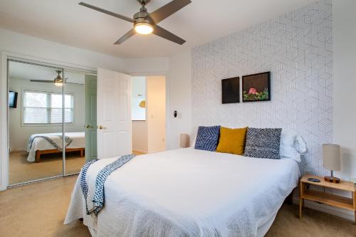 ein Schlafzimmer mit einem Bett und einem Deckenventilator in der Unterkunft Sunny Ridge - Hot Tub, Gym, Jacuzzi Tub, Game Room in Pigeon Forge