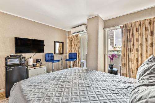 Ένα ή περισσότερα κρεβάτια σε δωμάτιο στο Picturesque Hotel Room with Private Balcony in Waikiki!