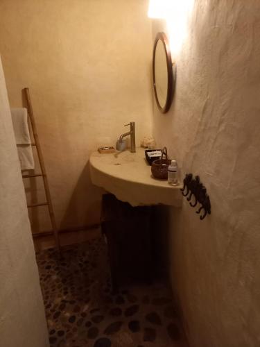 une salle de bain avec un lavabo et un miroir dans l'établissement Gite Les 3 Toitures Ecogite le Luquet Saint Beauzeil 82, à Saint-Beauzeil