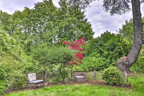 Κήπος έξω από το 3 Mi to Downtown Portland Lush Flat with Fire Pit
