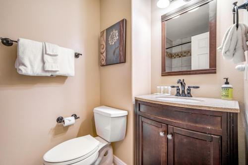 Un baño con inodoro, lavabo y espejo. en Solano Vallejo 3347, en Moab