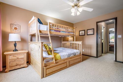 1 dormitorio con literas y ventilador de techo en Solano Vallejo 3347, en Moab