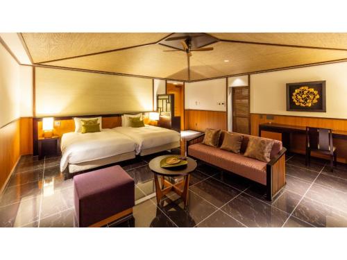 UechiにあるMiyakojima Kurima Resort Seawood Hotel - Vacation STAY 16235vのベッドとソファ付きのホテルルーム