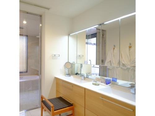 uma casa de banho com um lavatório e um espelho em Miyakojima Kurima Resort Seawood Hotel - Vacation STAY 16235v em Uechi