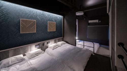 ein Schlafzimmer mit 2 Betten und einem TV. in der Unterkunft trive ozone - Vacation STAY 25323v in Nagoya