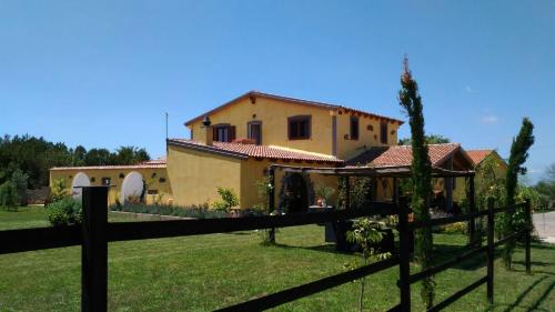 a house with a fence in front of it at Il Cardoncello in Sindia