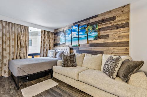 A seating area at Inviting Waikiki Grand Hotel Room One Block to Beach!