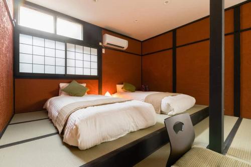 大阪市にあるOyado NAKAZ1 - Vacation STAY 27690vのベッドルーム1室(ベッド2台、窓付)