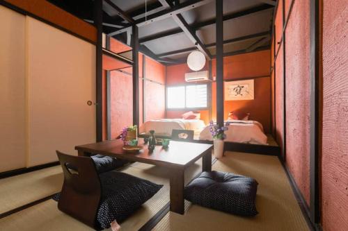 大阪市にあるOyado NAKAZ II - Vacation STAY 27698vのテーブル付きの部屋、ベッド2台付きのベッドルーム1室が備わります。