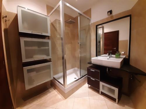 A bathroom at GiuggiolHouse