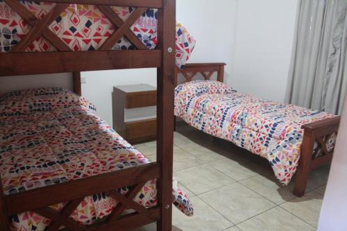 Двухъярусная кровать или двухъярусные кровати в номере Cabañas Doña Antonia