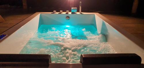 a jacuzzi tub filled with lots of water at Glamping El Regajo Valle del Jerte in El Torno
