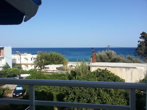 einen Balkon mit Meerblick in der Unterkunft Antouan Matina in Archangelos