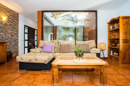 Postel nebo postele na pokoji v ubytování Eslanzarote Acoruma House, Super Wifi, Heated Pool