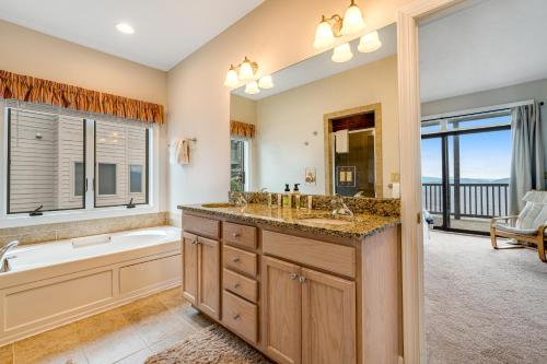 une salle de bain avec une baignoire et un lavabo et une baignoire dans l'établissement Reserve II 15-C, à Sugar Mountain