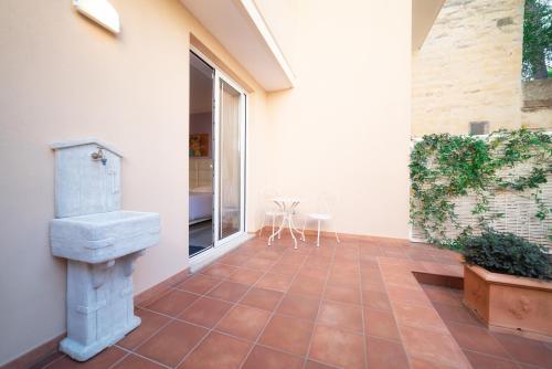 a patio with a sink and a table and chairs at Il Cortile delle Esperidi in Lecce