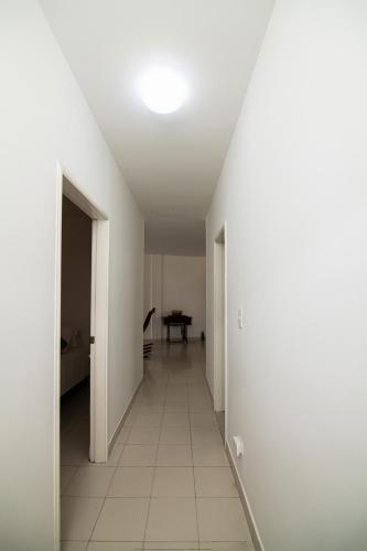 an empty hallway with a light on the ceiling at Acogedor Apartamento en el Norte 3 Habitaciones F14B in Montería