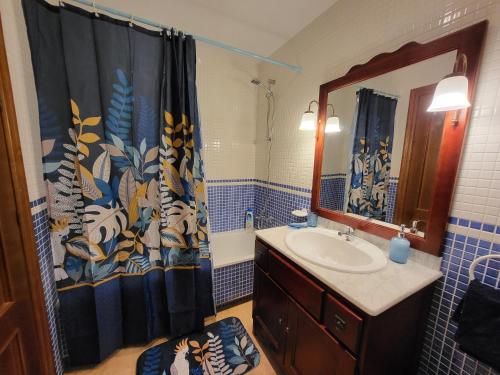 baño con lavabo y cortina de ducha en ¡Precioso apartamento con fantásticas vistas en Al-Andalus Thalassa!, en Vera