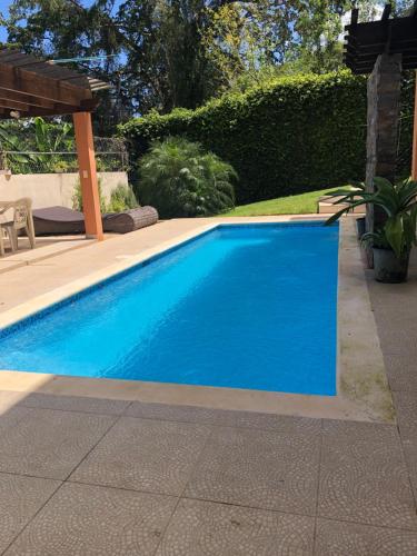 a blue swimming pool in a yard at Apartamento CGM de 1 habitación in La Romana
