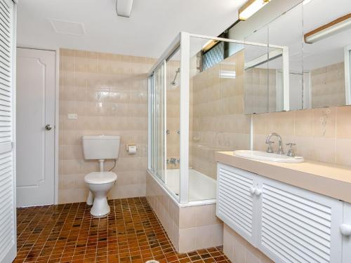 een badkamer met een toilet, een douche en een wastafel bij Aries Unit 5 in Gold Coast