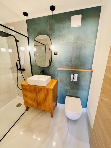 une salle de bain avec un lavabo et un miroir dans l'établissement Superbe T2 avec vue mer et piscine, à La Croix-Valmer