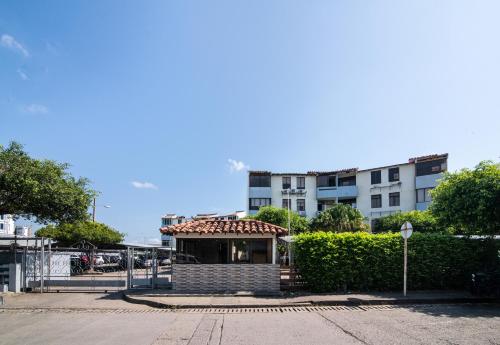 a building with a tile roof in front of a building at Acogedor Apartamento en el Norte 3 Habitaciones F14B in Montería