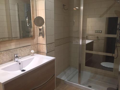 łazienka z umywalką i prysznicem w obiekcie Apartamento Loyola Tania w mieście Conil de la Frontera