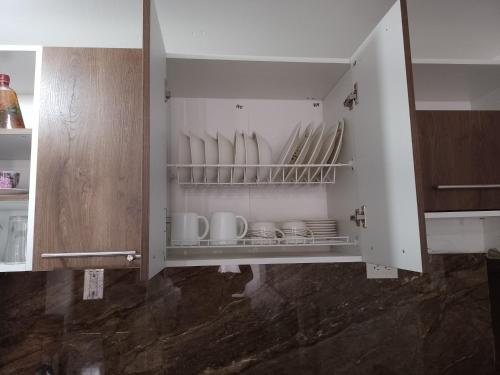 un armario con platos y tazas en la cocina en APARTAMENTO FAMILY 2, en Santa Rosa de Cabal
