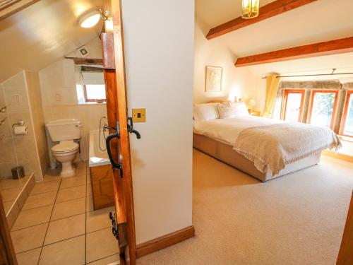 A bathroom at Stables Cottage