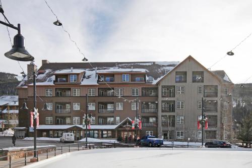 un gran edificio frente a una montaña nevada en Dakota Lodge en Keystone