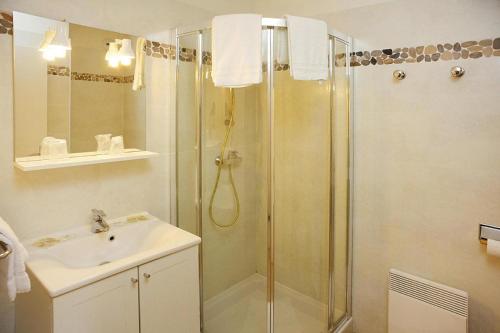 Ένα μπάνιο στο Apartment in Île Rousse near Sandy Beaches