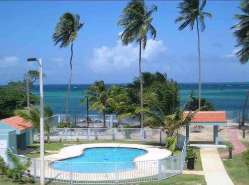 Piscina en o cerca de 3Bedrm Beach Penthouse with Rooftop Terrace & WiFi