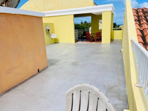 Un balcón o terraza de 3Bedrm Beach Penthouse with Rooftop Terrace & WiFi