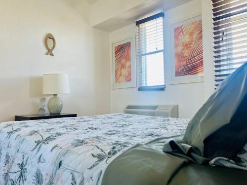 Cama o camas de una habitación en 3Bedrm Beach Penthouse with Rooftop Terrace & WiFi