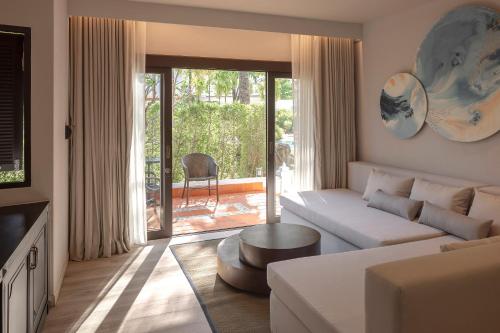 sala de estar con sofá y mesa en The Pe La Resort, Phuket - SHA Extra Plus, en Kamala Beach