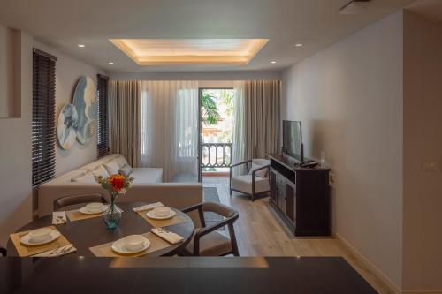 The Pe La Resort, Phuket - SHA Extra Plus tesisinde bir oturma alanı