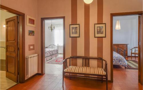 uma sala com um corredor com uma cadeira e um quarto em 2 Bedroom Awesome Home In Santo Stefano Magra em Santo Stefano di Magra