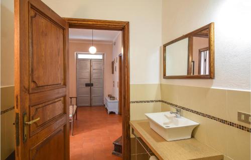 uma casa de banho com um lavatório e um espelho em 2 Bedroom Awesome Home In Santo Stefano Magra em Santo Stefano di Magra