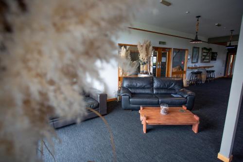 Ruang duduk di Southern Cross Lodge Methven