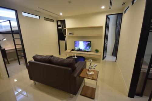 Μια τηλεόραση ή/και κέντρο ψυχαγωγίας στο Paeva Luxury Serviced Residence SHA